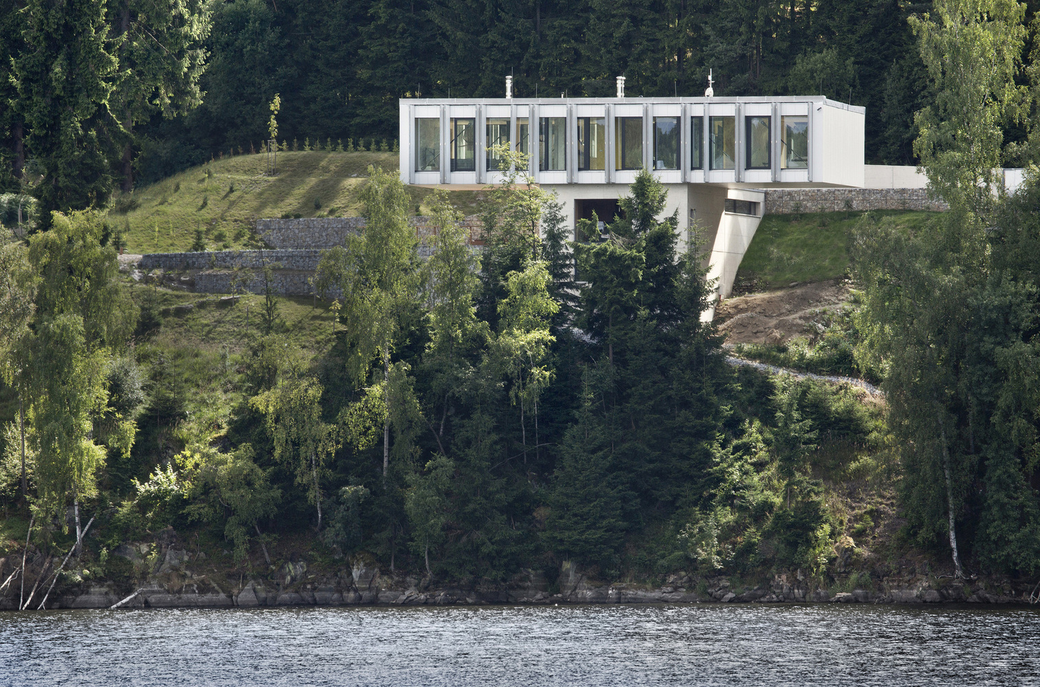 sloped to fit 14 homes that embrace the hill as a catalyst for their design - 25039